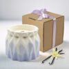 Świeca sojowa Vanilla Flame w betonowym pojemniku w odcieniach bieli i niebieskiego.
